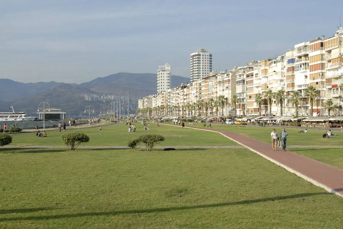 Alsancak–Kordon tempolu yürüyüş grubu